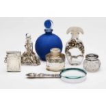 Konvolut 7 Teile, Jugendstil-Glas mit Silber bzw. versilbert Montierung um 1900. 1. Blauer