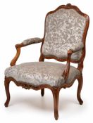 Louis-XV-Fauteuil, Frankreich um 1750,wohl Nogaret à Lyon. Geschweiftes profiliertes Gestell in