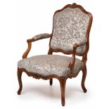 Louis-XV-Fauteuil, Frankreich um 1750,wohl Nogaret à Lyon. Geschweiftes profiliertes Gestell in