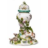 Potpourri-Vase "Jagdhund mit Rebhühnern",Meissen um 1750. Gr. Felssockel m. plast. Blatt- u.