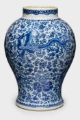 Gr. Vase, Kangxi, China 18. Jh.Porzellan m. Malereidekor in Unterglasur-Blau. Wandung im oberen Teil