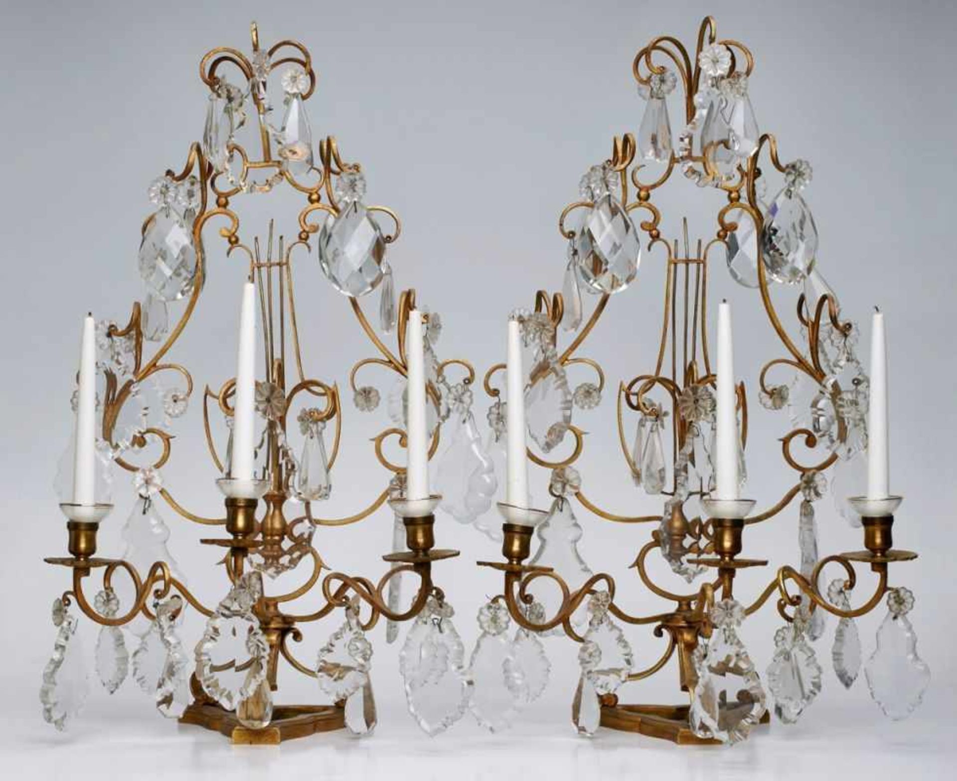 Paar 3-flammige Girandolen, Louis-XV-Stil, Frankreich 19. Jh.Geschweiftes Bronzegestell (