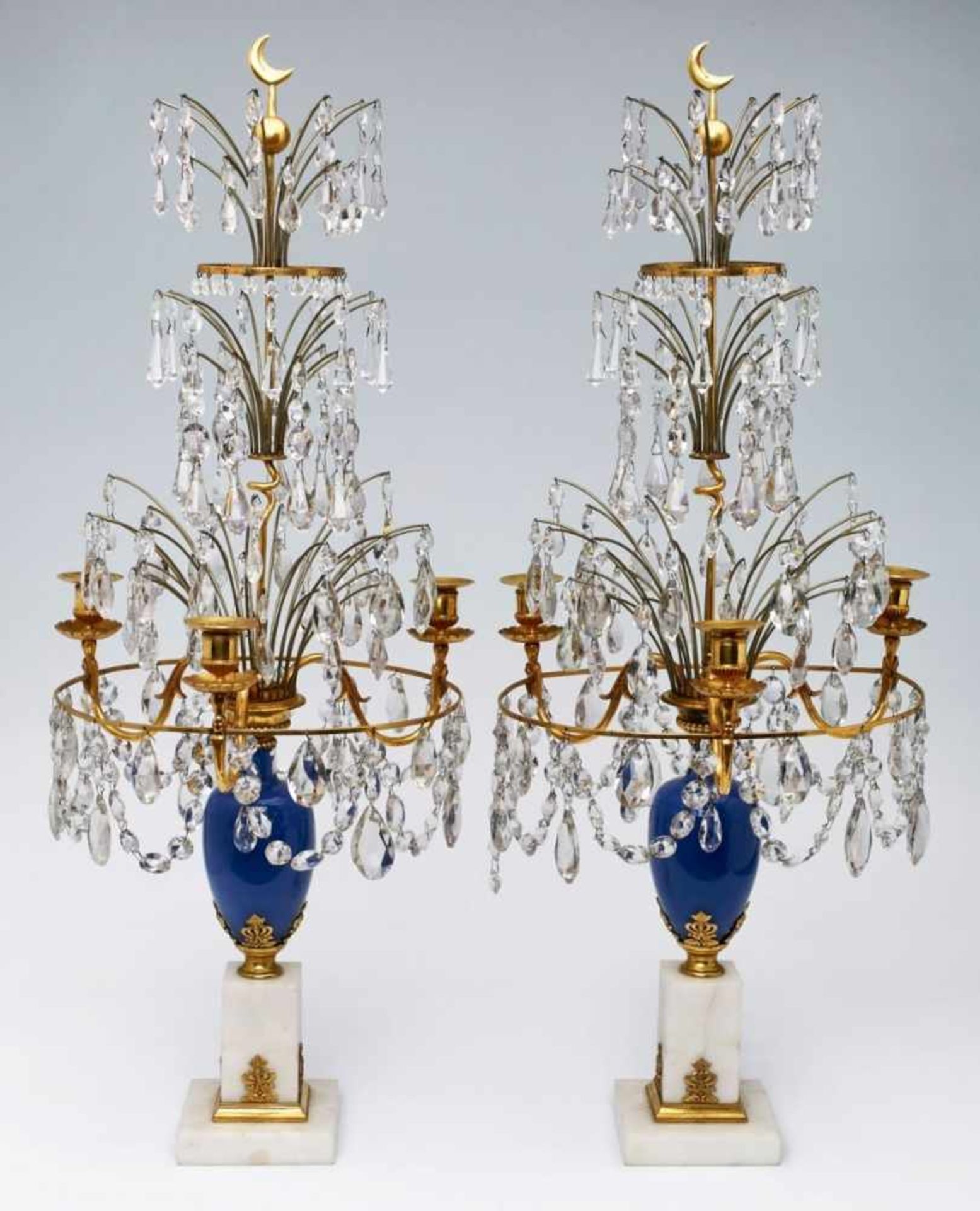 Paar Girandolen wohl Schweden um 1820.Vergoldetes Messinggestänge mit blauem Glasbalusterschaft,