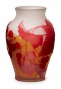 Kl. Vase mit Zweigdekor, Gallé um 1910.Farbloses Glas, innen braun u. außen rot überfangen. Nach