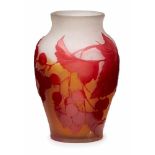 Kl. Vase mit Zweigdekor, Gallé um 1910.Farbloses Glas, innen braun u. außen rot überfangen. Nach