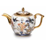 Teekännchen, Meissen um 1750.Kugelige Form, zum Stand hin leicht verjüngt, m. hoch angesetztem,