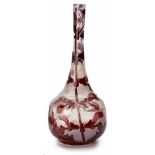 Enghals-Vase, Gallé um 1890.Farbloses Glas, außen milchig u. rot überfangen. Kugelige Bauchung,