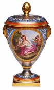 Kl. Deckelvase "Venus und Amor",Wien 1804. Sich weit öffnender Kelch auf kl. Rd.fuss u. quadrat.