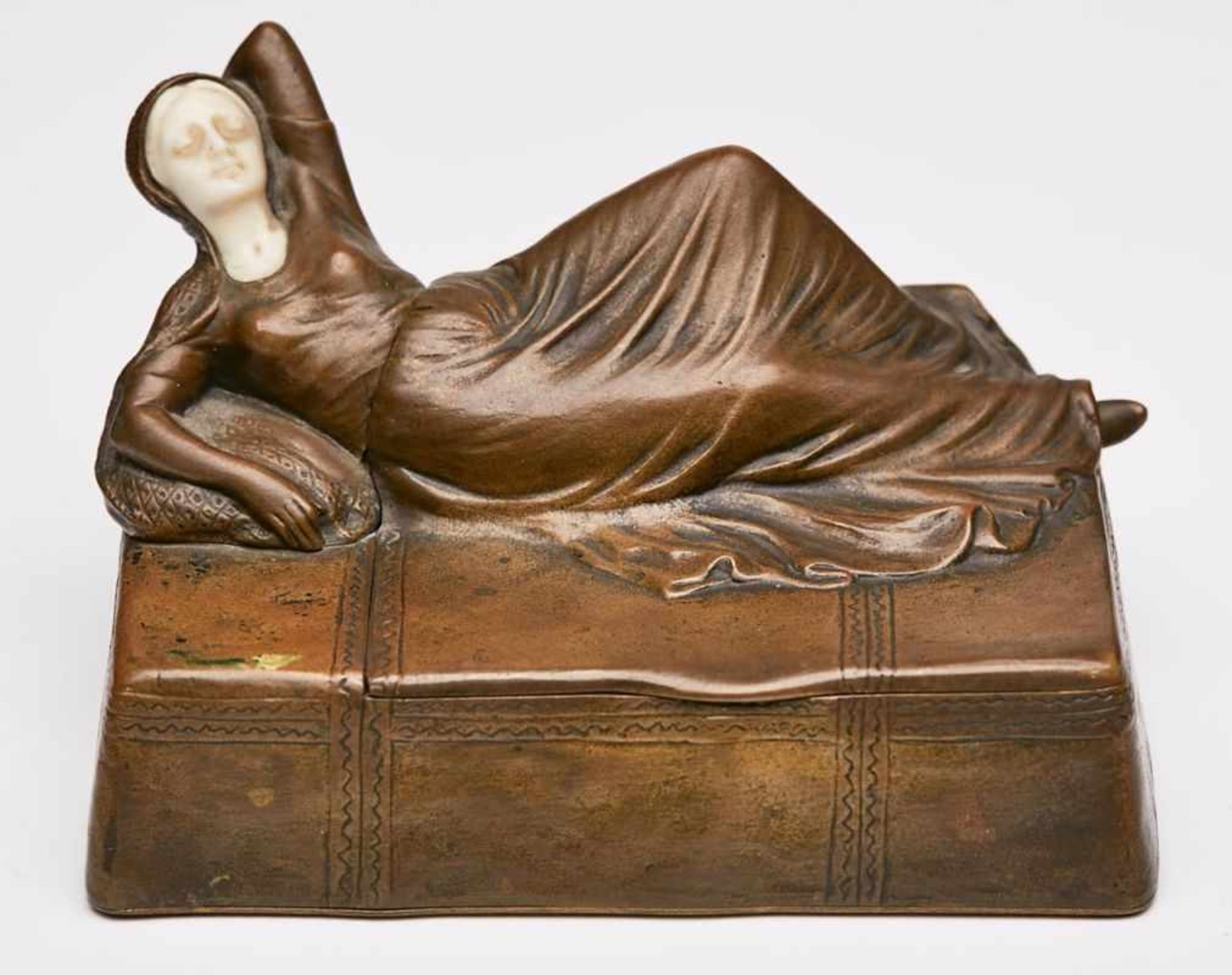 Bronze Tabakdose um 1900.Erotika. Liegende Frau (hellbraun patiniert). Gesicht u. Körper m.