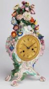 Porzellanuhr, Meissen 19. Jh., mit Ranken u. Blüten, Restaur. u. kl. Def., dazu orig.Uhrwerk