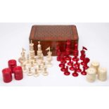 Schach- u. Damespiel, England 19. Jh. Elfenbein geschnitzt, teils rot gefärbt,32 Spielsteine, kl.
