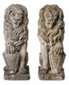 Paar gr. Gartenfiguren "Sitzende Löwen", 20. Jh.Muschelkalkguss nach barockem Vorbild. Zwei sitzende
