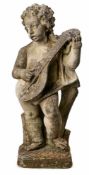 Gr. Gartenfigur "Musizierender Putto", 20. Jh.Muschelkalkguss nach barockem Vorbild. Leicht gedrehte