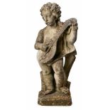 Gr. Gartenfigur "Musizierender Putto", 20. Jh.Muschelkalkguss nach barockem Vorbild. Leicht gedrehte