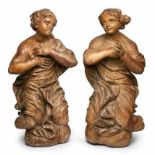 Paar gr. knieende Engelfiguren auf Wolkensockel, Barock 18. Jh.Lindenholz geschnitzt, verso
