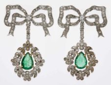 Paar Ohrringe im Art-Deco-Stil18 kt WG auf GG, schleifenförmige Stecker mit je einem Brillant