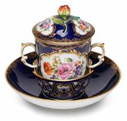 Trembleuse mit Deckel, Meissen um 1890.Hohe, schlanke Tasse m. seitl. Henkeln u. ge- wölbtem