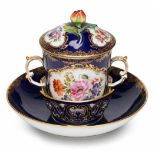 Trembleuse mit Deckel, Meissen um 1890.Hohe, schlanke Tasse m. seitl. Henkeln u. ge- wölbtem