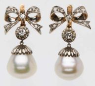 Paar Perl-Ohrgehänge18 kt RG mit Silberauflage, schleifenförmige Stecker mit Diamant-Besatz, daran