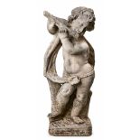 Gr. Gartenfigur "Musizierender Putto", 20. Jh.Muschelkalkguss nach barockem Vorbild. Leicht gedrehte