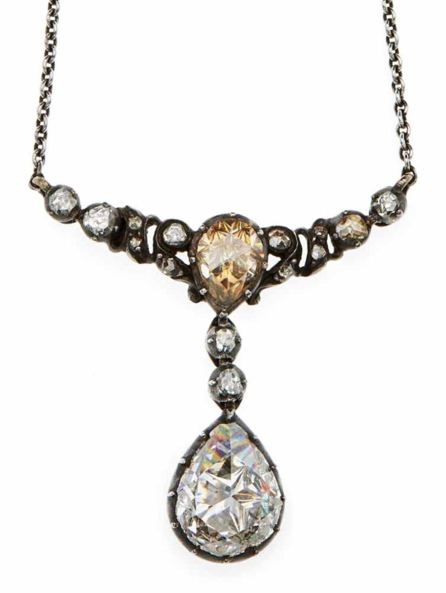 Diamant-Collier um 189014kt. GG mit Silber, mittig besetzt mit einer tropfenförmigen Diamant-Rose
