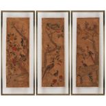 Drei versch. Panele, China 18. Jh.Papier kaschiert. Bunt bemalt m. Blütenbäumen u. versch. Vögeln.