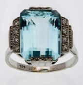 Aquamarin-Ring Art Deco um 192514 kt WG mit einem Aquamarin im Treppenschliff, flankiert von 8 kl.