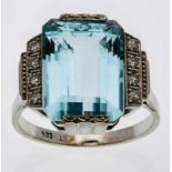 Aquamarin-Ring Art Deco um 192514 kt WG mit einem Aquamarin im Treppenschliff, flankiert von 8 kl.