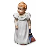 HentschelkindMädchen mit Puppe, Meissen um 1910. Entw.: Konrad Hentschel. In Kleid m. Rüschen-