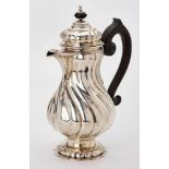 Kaffeekanne, Frankfurt um 1890.800er Silber. Fa. Hessenberg. Birnen-Form m. geschwungen-gerippter