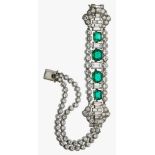 Diamant-Smaragd-ArmbandCartier London um 1930 Platin. Mittelteil besetzt mit 4 Smaragden, 15
