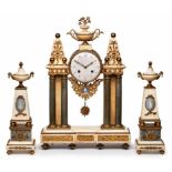 Gr. 3-tlg. Louis-XVI-Uhrengarnitur,Frankreich um 1780. Weißer, hellgrauer Marmor, vergoldete Bronze-