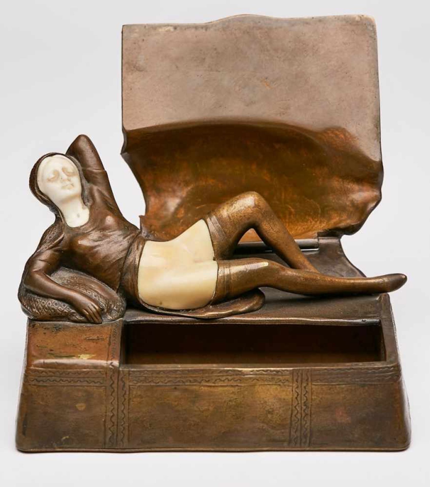 Bronze Tabakdose um 1900.Erotika. Liegende Frau (hellbraun patiniert). Gesicht u. Körper m. - Image 2 of 2