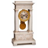 Portaluhr Alabaster, Paris um 1830.Uhrwerk verso sign. "HUNZIKER A PARIS". Eingehängtes Uhrwerk m.