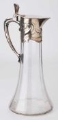 Weinkanne Jugendstil um 1900Farbloses Glas mit versilberter Metallmontierung mit floral reliefiertem