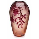 Vase mit Ahorn-Dekor, Legras Anf. 20. Jh.Rosé Glas, mattiert u. bemalt. Hoher, nach unten leicht