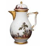 Kaffeekanne, Meissen um 1750.Kugeliger Korpus, zu Standring u. Hals verjüngt. Spitzer Ausguss u. J-