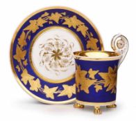 Tasse mit Tatzenfüßen und UT,KPM Berlin um 1810. Gr. zylindr. Tasse m. gewölbter Lippe u. aufge-