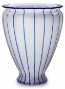 Gr. Vase, wohl Loetz um 1920.Entw. wohl Michael Powolny. Farbloses Glas m. blauer Fadenauflage,