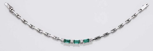 Smaragd-Brillant-Armband18 kt WG im Mittelteil besetzt mit 3 Smaragden im Tafelschliff sowie mit 4