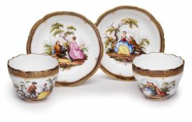 Paar Tassen mit UT "Galanterie-Szenen",Meissen um 1870. Glockenförm. Tassen m. gedrehten Henkeln,