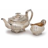 Teekanne und Sahnegießer,London um 1824. Sterlingsilber, teils innen vergoldet. Beschau London,