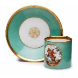 Tasse und UT mit grünem Fond,Meissen um 1820. Zylindr. Tasse m. Ohrenhenkel, UT m. breiter, schräger