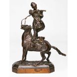Bronze Russland um 1900."Kosake auf Pferd stehend, in den Händen ein Gewehr haltend". Dunkelbraun