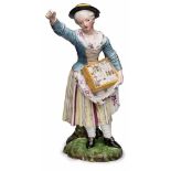 "Taboulette-Krämerin", Höchst um 1760.Standfigur in Schürzenkleid u. Hut, ein reich be- stücktes