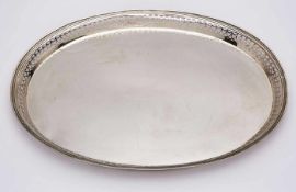 Ovales Tablett, wohl Frankreich um 1800. Silber. Meistermarke "PFV..." in Raute (stark ber.).