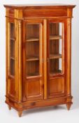 Modellvitrine, Biedermeier-Stil um 1900.Wandung aus Nadelholz (poliert). Seiten u. 2- türige Front