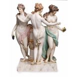 "Die 3 Grazien", Meissen um 1900.Entw.: C. G. Jüchtzer. Drei um einen Säulen- stumpf dicht