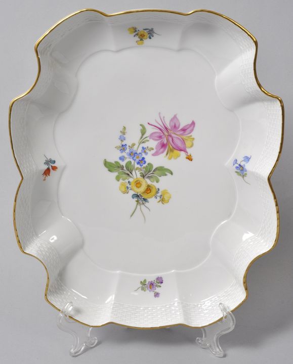 Schale/ Platte, Meissen, Mitte 20. Jh. Ozier-Reliefzierrat, bunte Blumenmalerei (Blume 3), Goldrand.