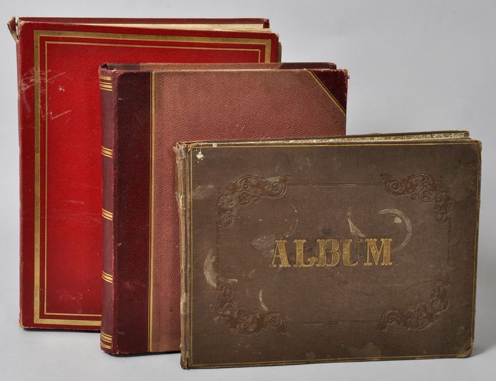 Drei Alben Glanzbilder, Dtl./ Engl., ca. 1880-1900 Zwei Sammelalben von Kindern, bestückt mit - Bild 4 aus 7